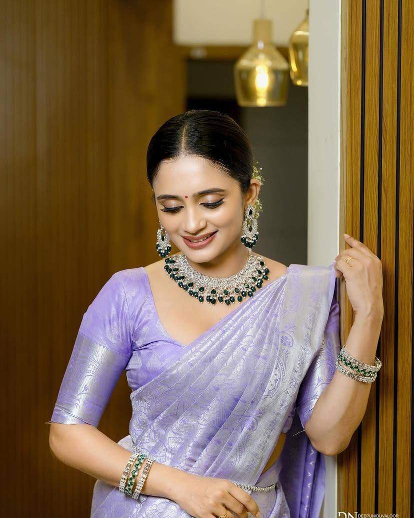 Organic Banarasi Wedding Saree – Lightweight & Breathable