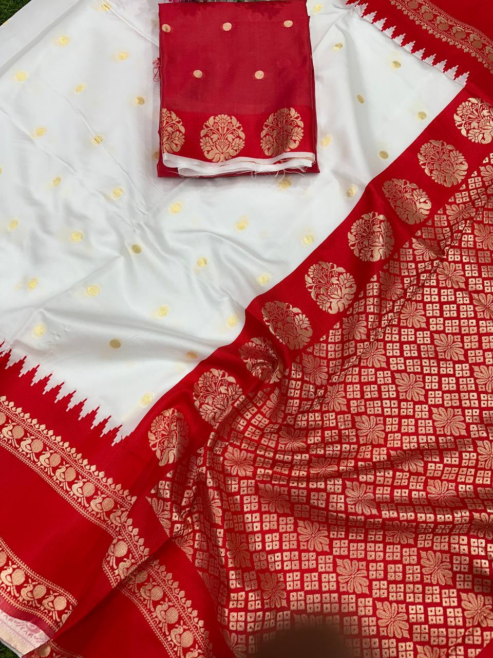 Graceful Lightweight Banarasi Saree in Premium Lichi Silk